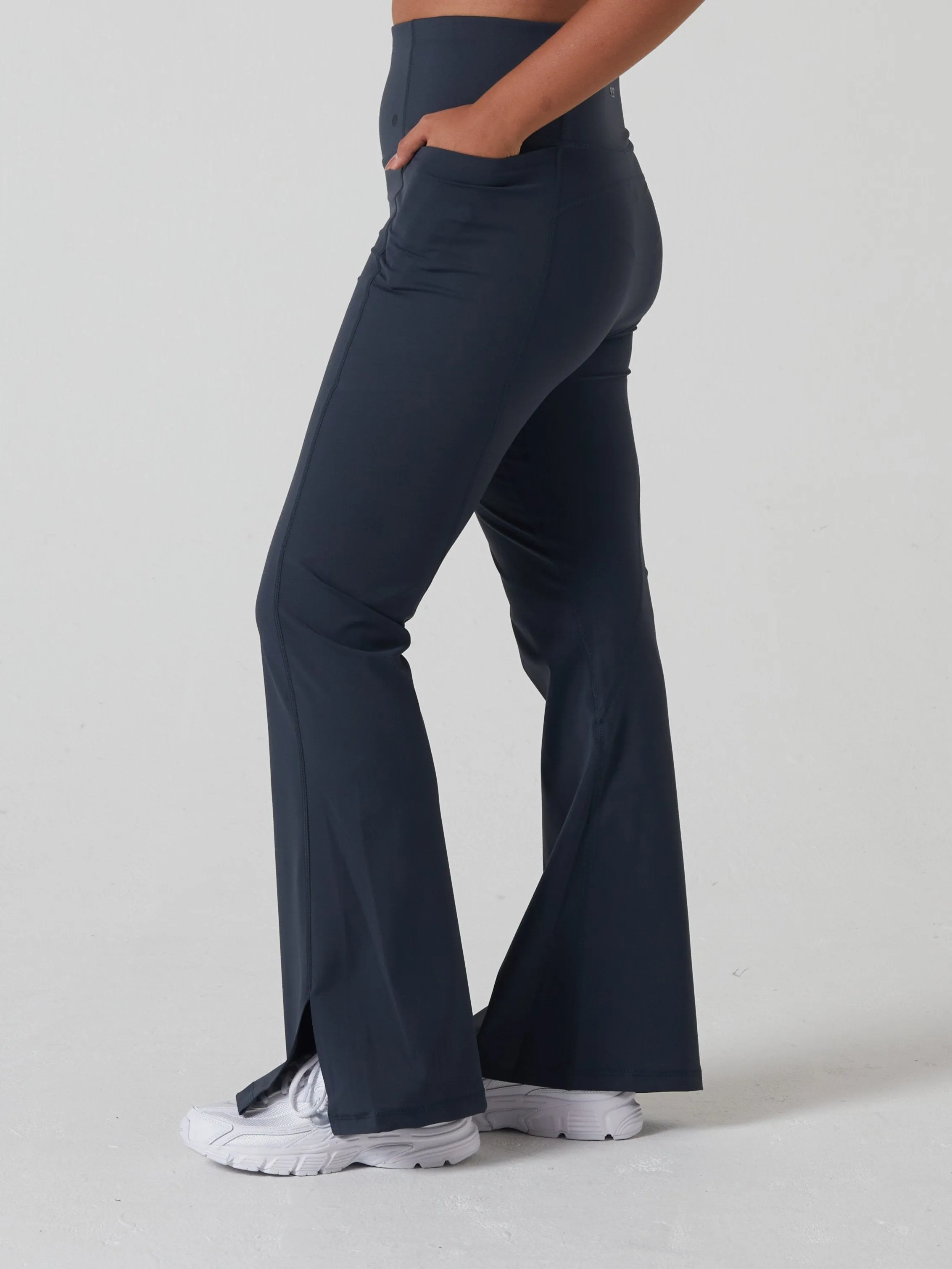 Frida Ultra Hr Flare Pant Deep Graphite