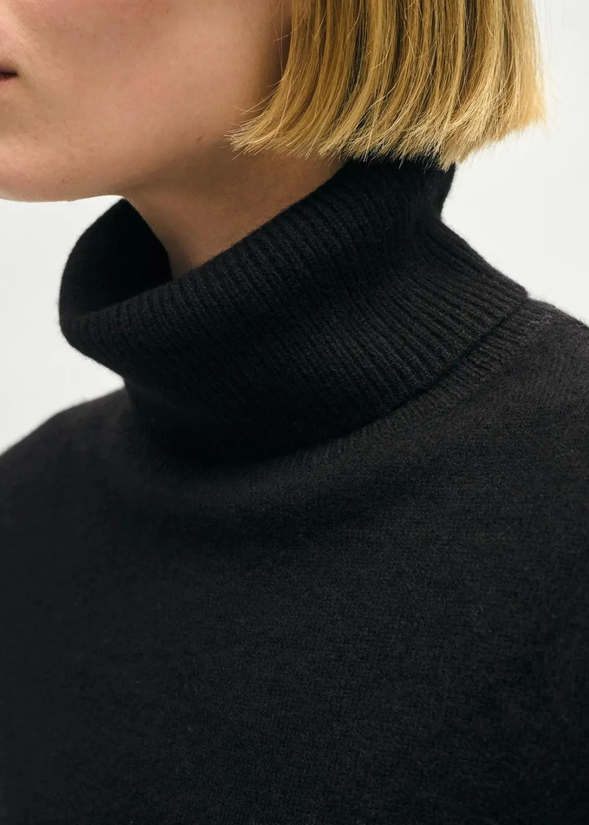 WHITE   WARREN Cashmere Essential Turtleneck Sweater - Black